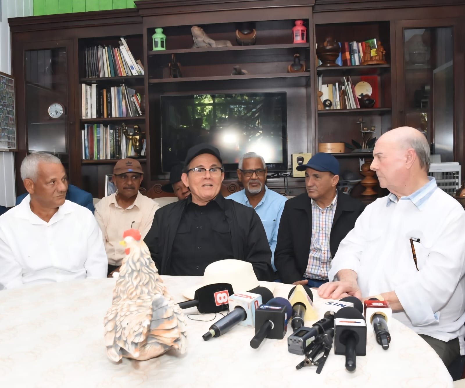 Hipólito Mejía apoya las demandas de los profesionales agropecuarios y se compromete a transmitirlas al presidente Luis Abinader