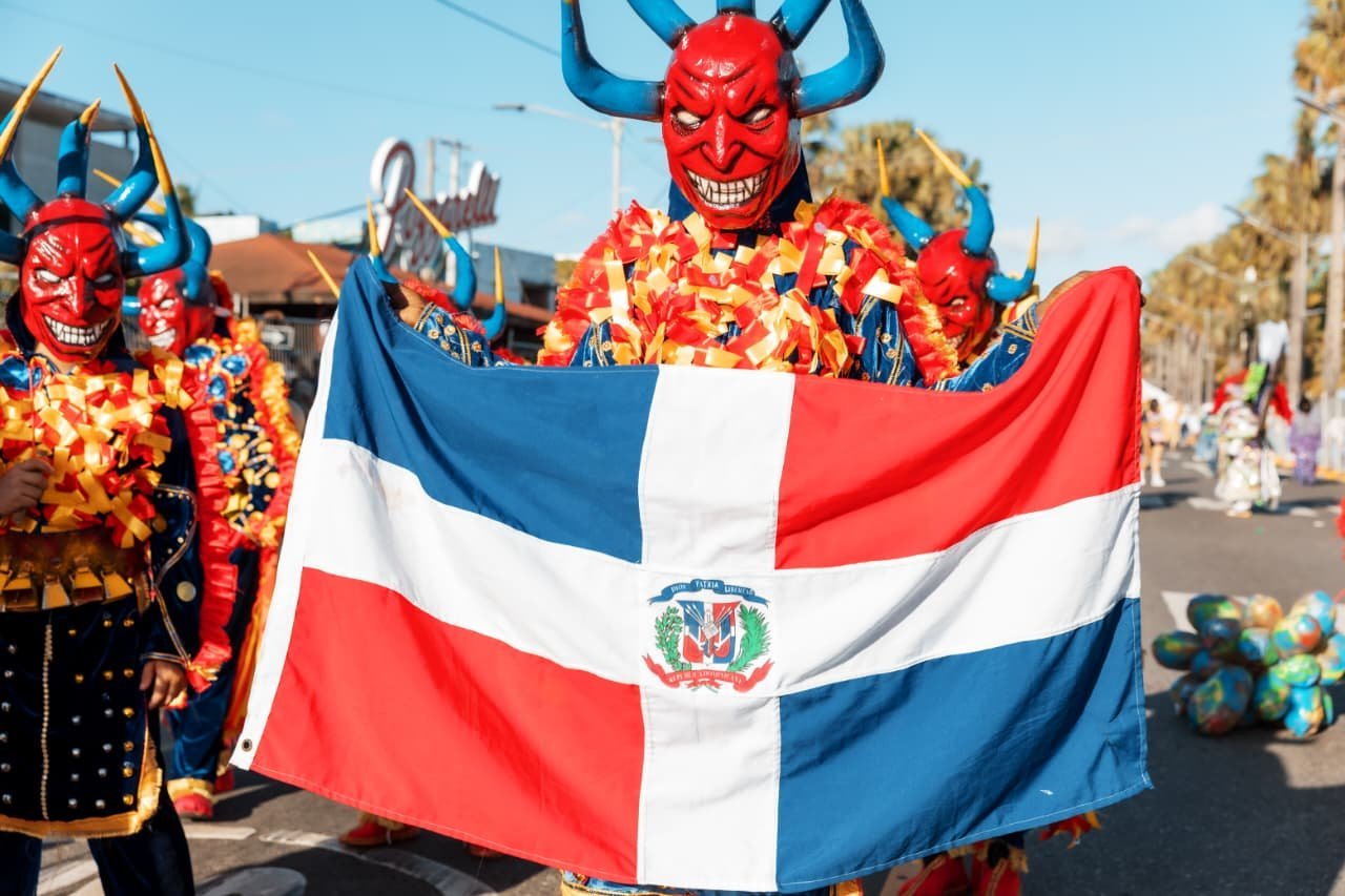 Carnaval del Distrito Nacional llena de alegría, color y tradición el malecón