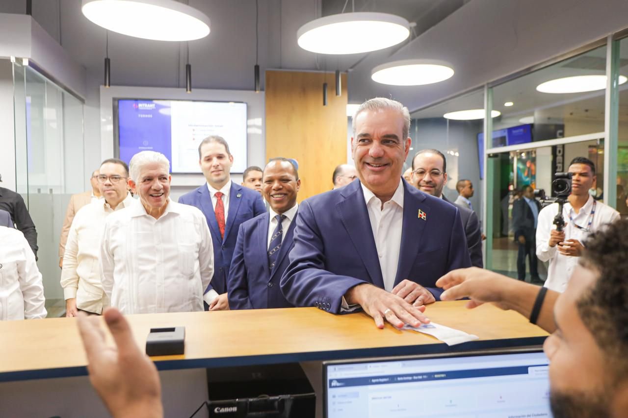 Presidente Luis Abinader recibe la primera nueva Licencia de Conducir