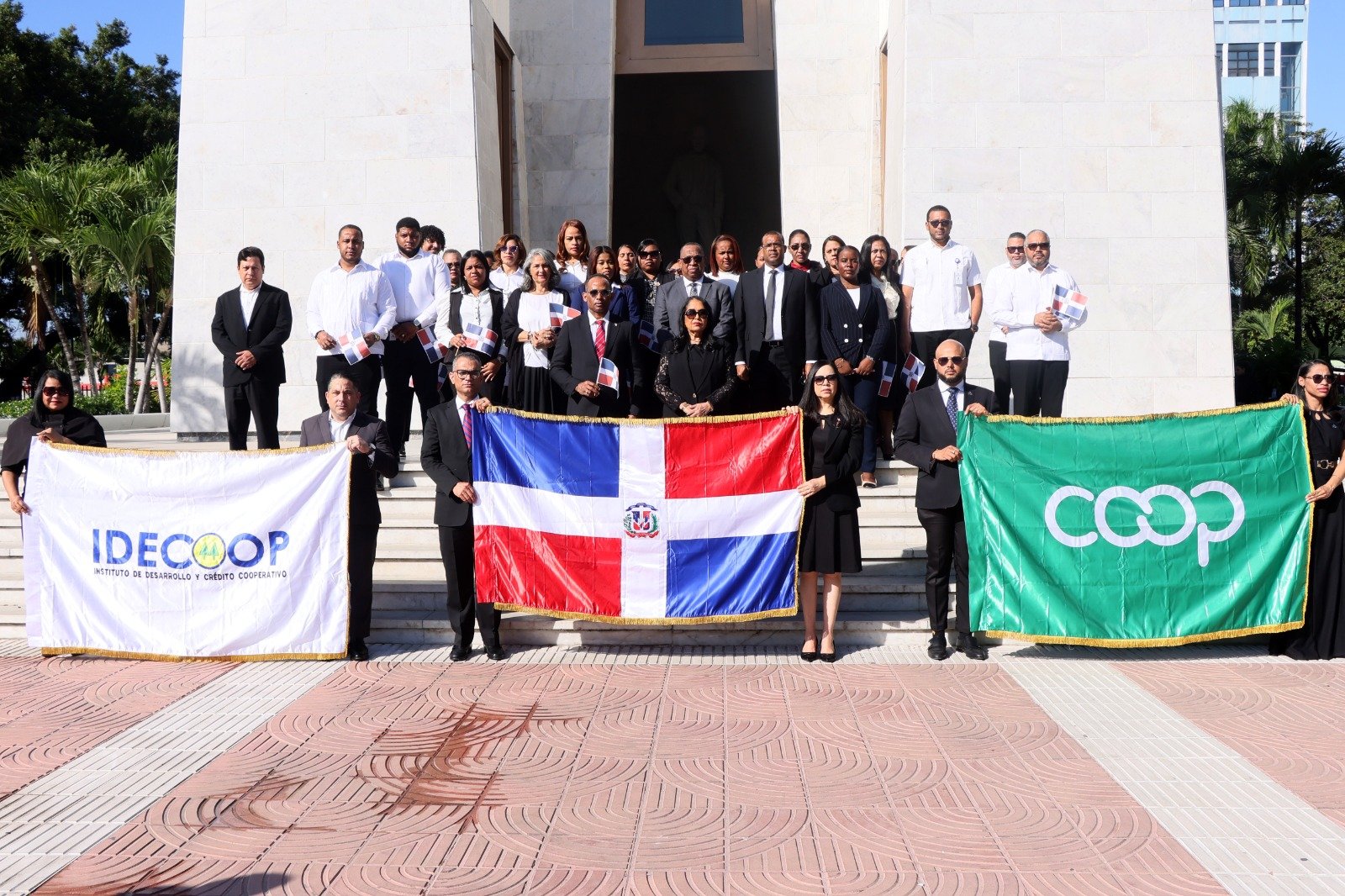 IDECOOP rinde tributo a la Patria con solemne ofrenda floral en honor a los héroes de la Independencia