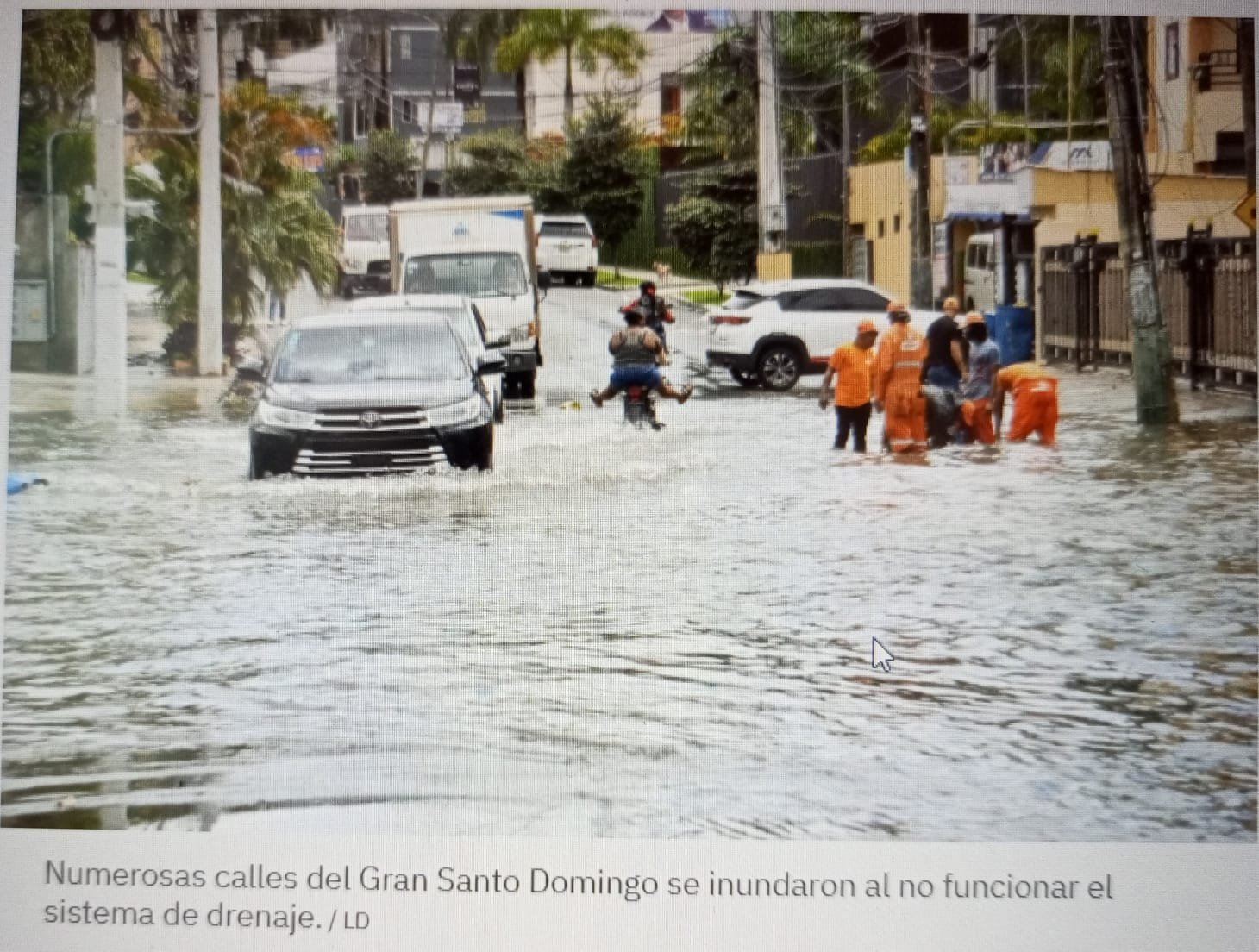 Calles anegadas: la vaguada revela la obsolescencia del drenaje pluvial en el Gran Santo Domingo
