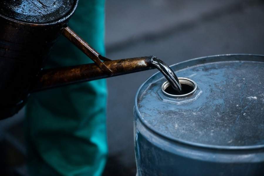El petróleo WTI cae 3.15% hasta 95.96 dólares tras señales de menor demanda