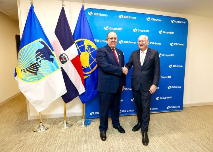 Magín Díaz participa en reuniones del BM y FMI en medio de tensiones globales