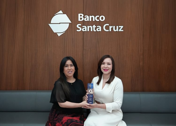Banco Santa Cruz gana premio FICO Decisión Award