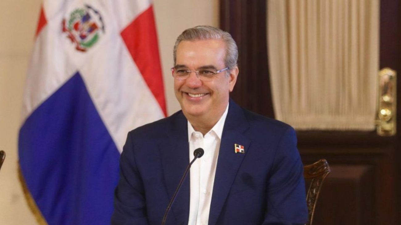 Abinader dona su salario a causas sociales