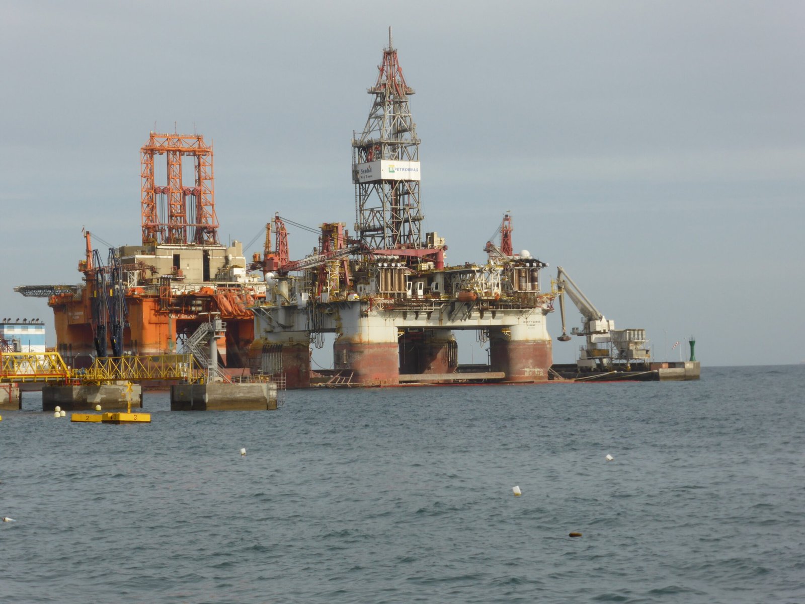 Petróleo de Texas cae más de 6 % tras señales de posible acuerdo con Irán