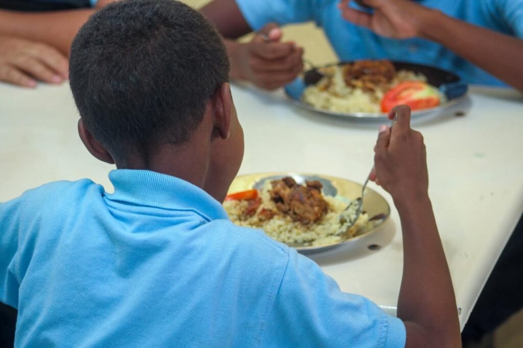 Alimentación escolar ahorra más de RD$82 mil millones a familias