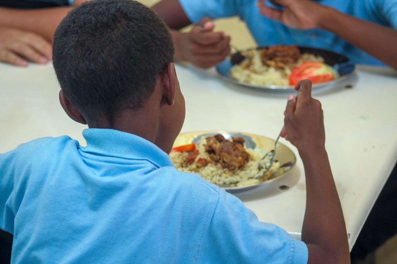 Alimentación escolar ahorra más de RD$82 mil millones a familias