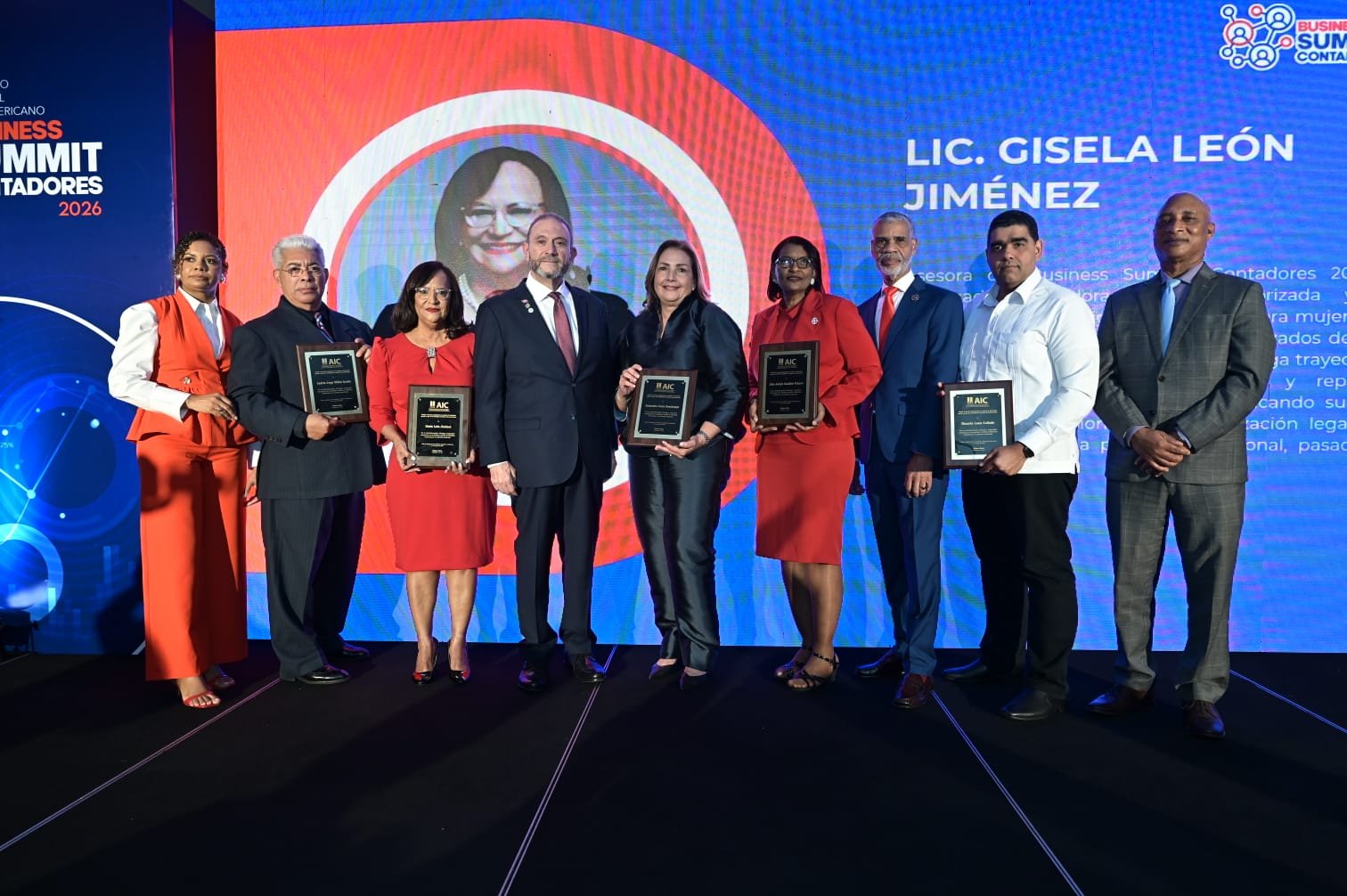 AIC exalta la excelencia profesional en el Business Summit Contadores 2026
