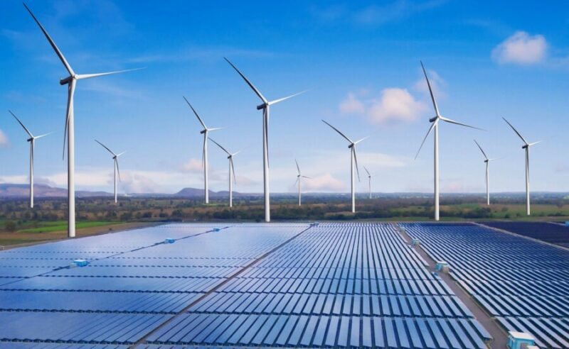 Auge de energía solar y eólica en EE. UU. enfrenta crisis por falta de mano de obra y presión política
