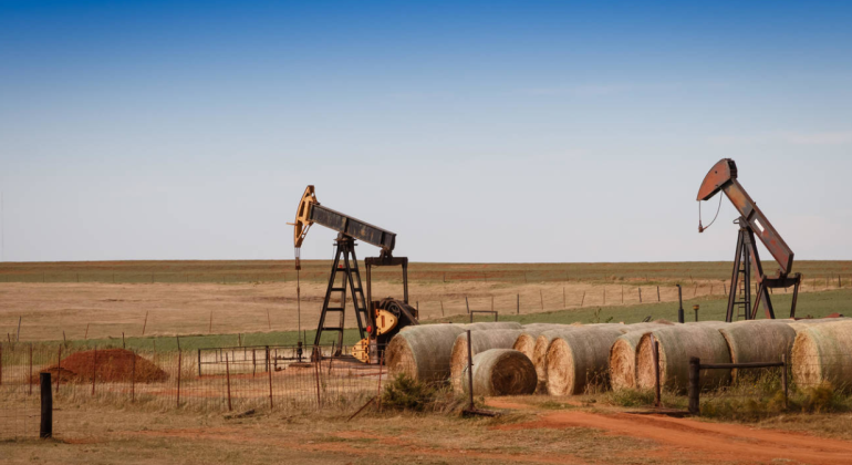 Petróleo sube por tensiones en Ormuz tras advertencias de Irán y despliegue de EE. UU