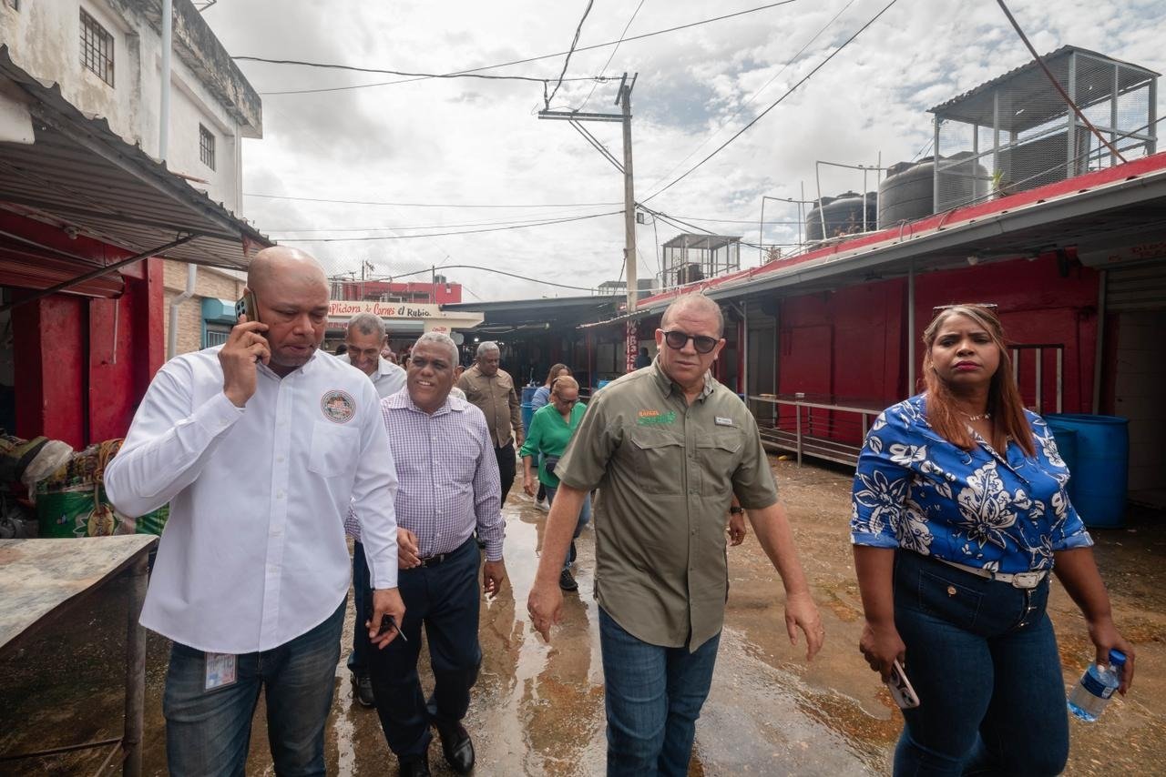 Rafael Castillo recibe denuncias de comerciantes del Mercado de Los Mina por aumento de tarifas