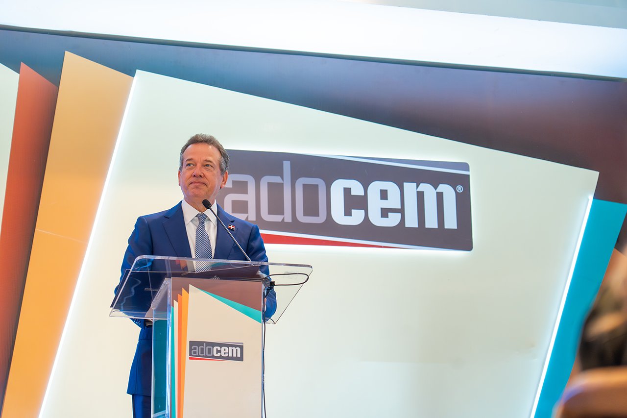 Ministro Ito Bisonó resalta auge de la producción de cemento para la construcción en RD