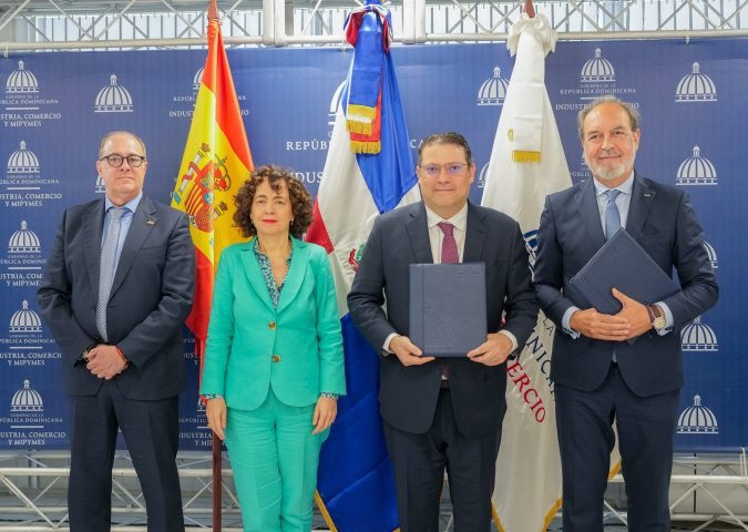 MICM y Banco Sabadell se unen para atraer inversión española a RD