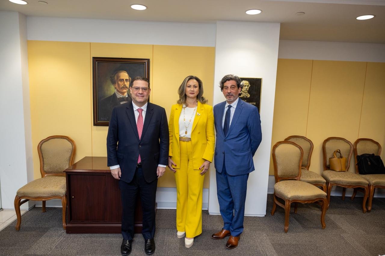MICM y The Trust lanzan programa de IA para pymes dominicanas