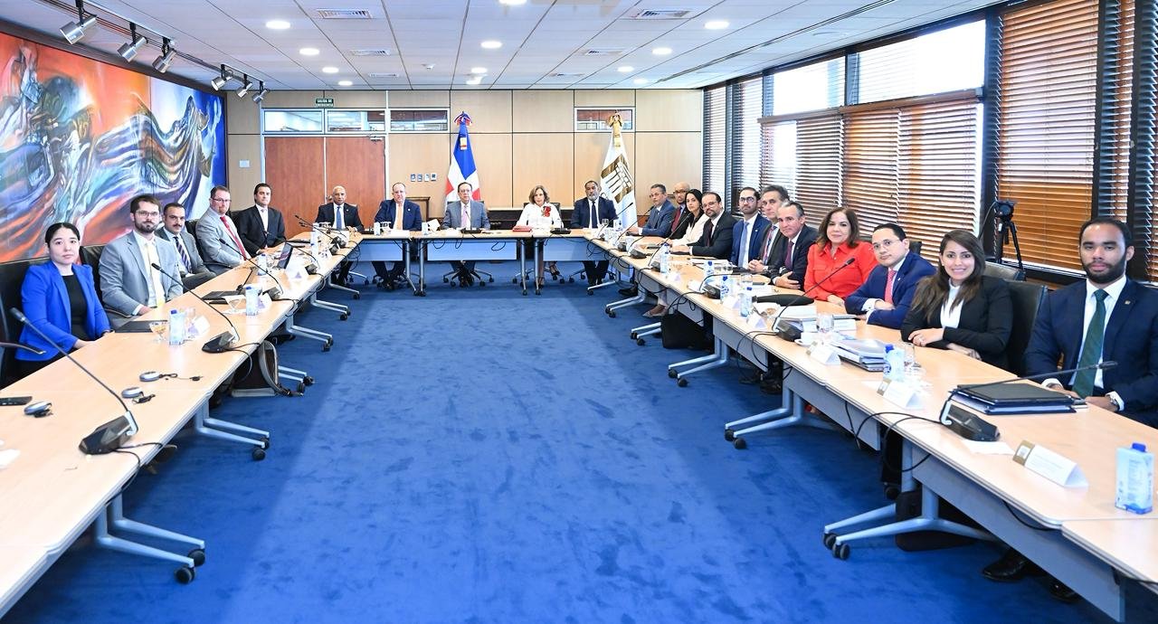 Gobernador del BCRD y ministro de Hacienda reciben misión del FMI