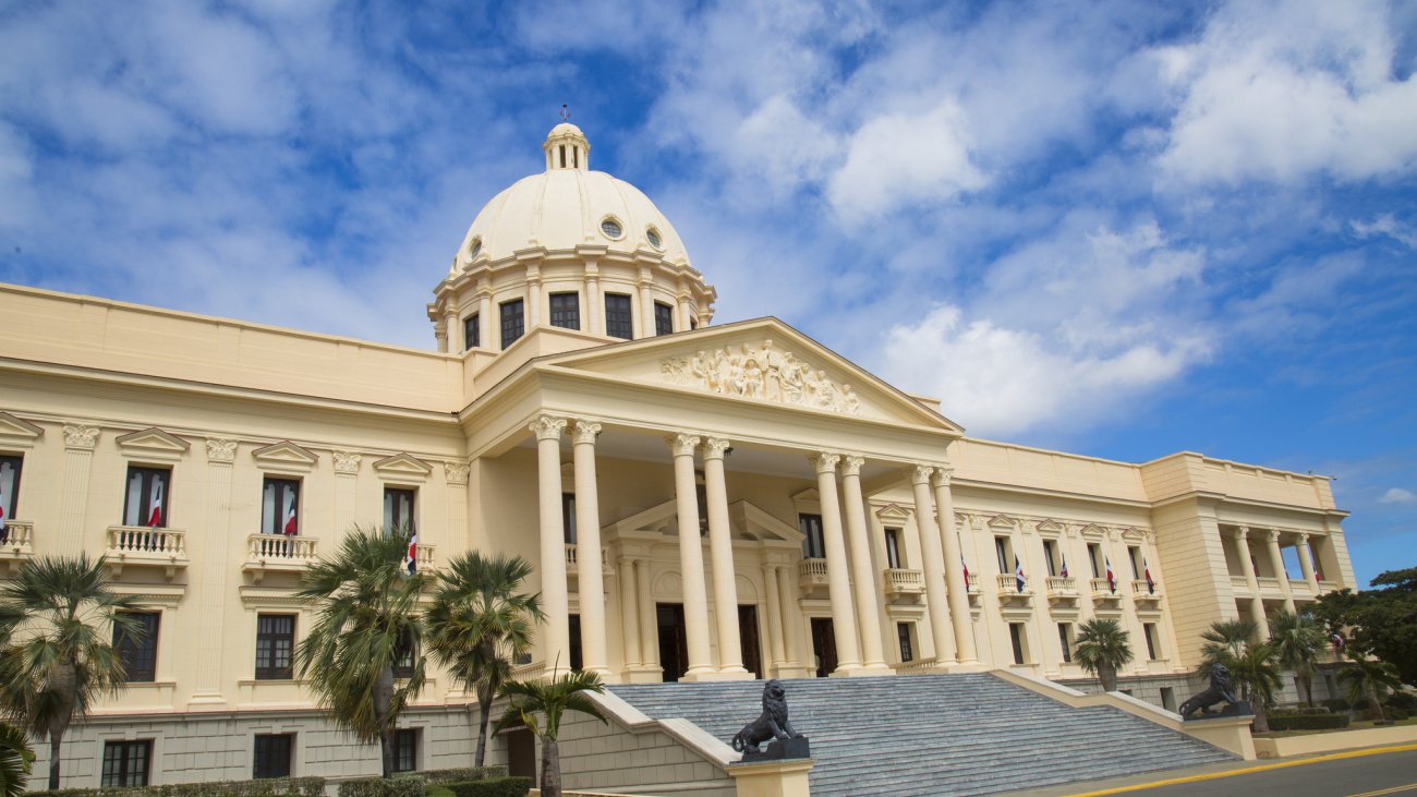 Abinader promulga ley 30-26 para impulsar el crecimiento económico y enfrentar la crisis internacional