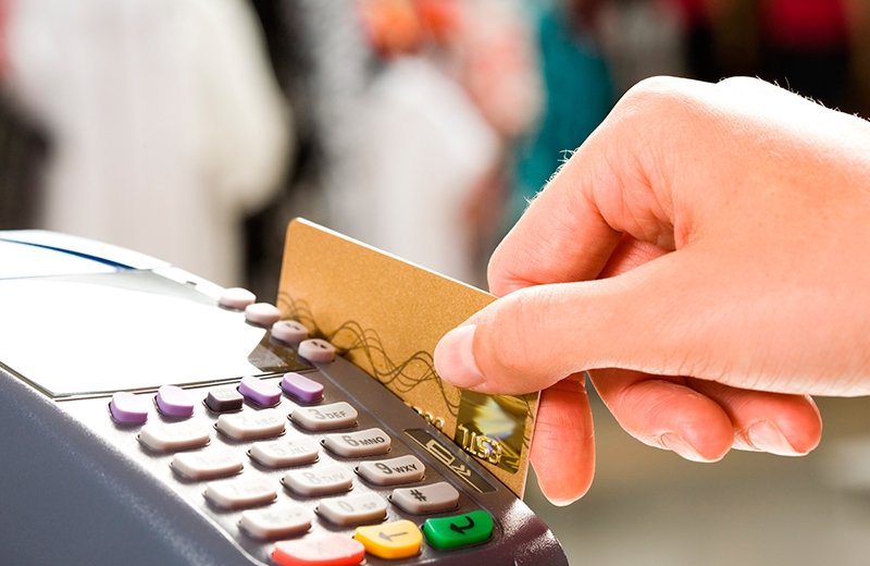 Servicios, supermercados y tiendas concentran el 88% de los pagos con tarjetas en RD