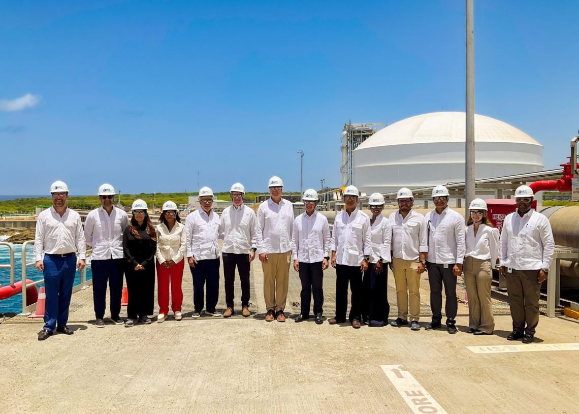 Subsecretario de Estado de EE.UU. visita AES Dominicana