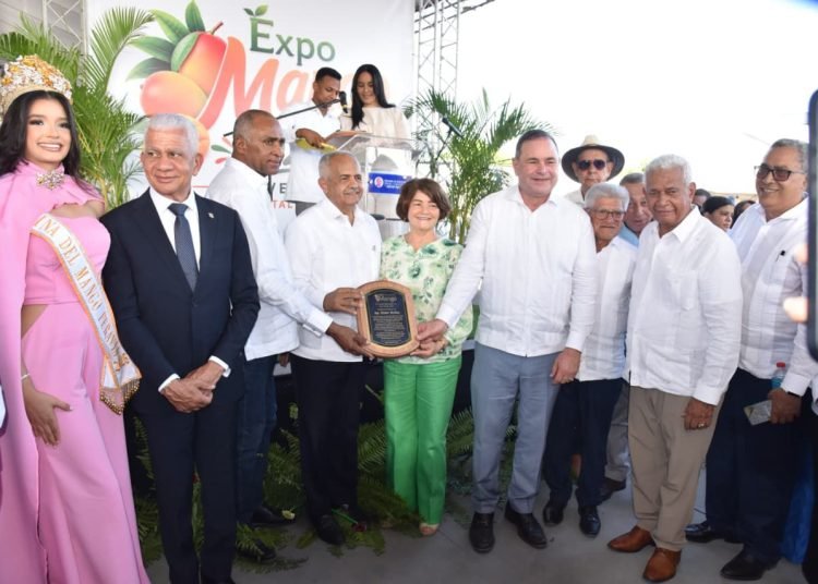 Expo Mango 2026 reconoce la trayectoria y aportes de Omar Benítez al sector agropecuario
