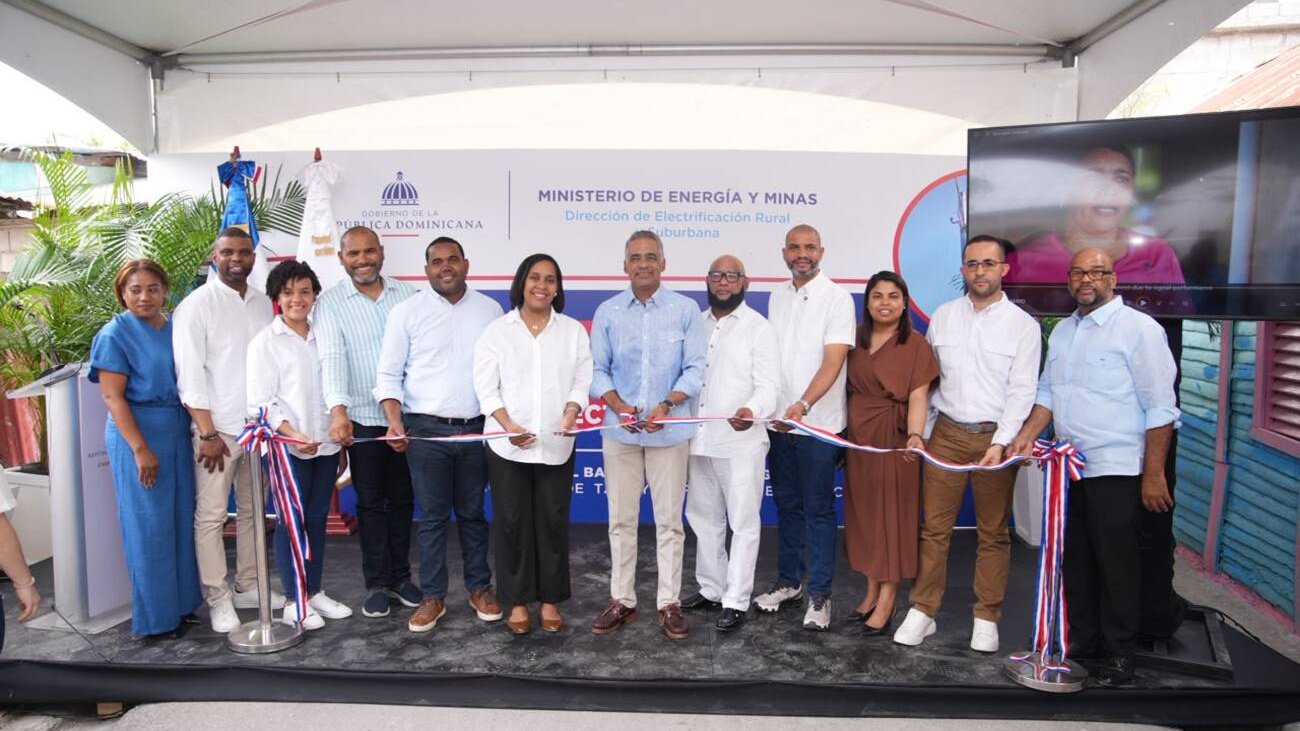 Gobierno lleva electrificación rural a Bahoruco con una inversión de RD$48.5 millones