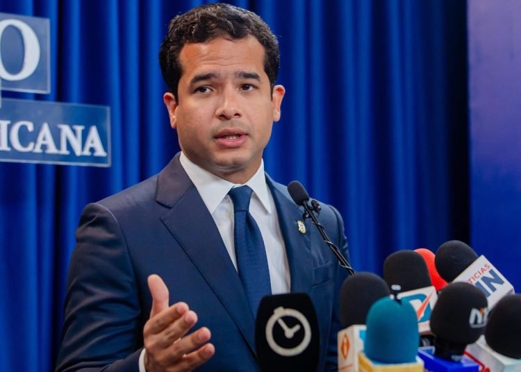 Omar Fernández exige elevar indexación salarial a RD$52 mil