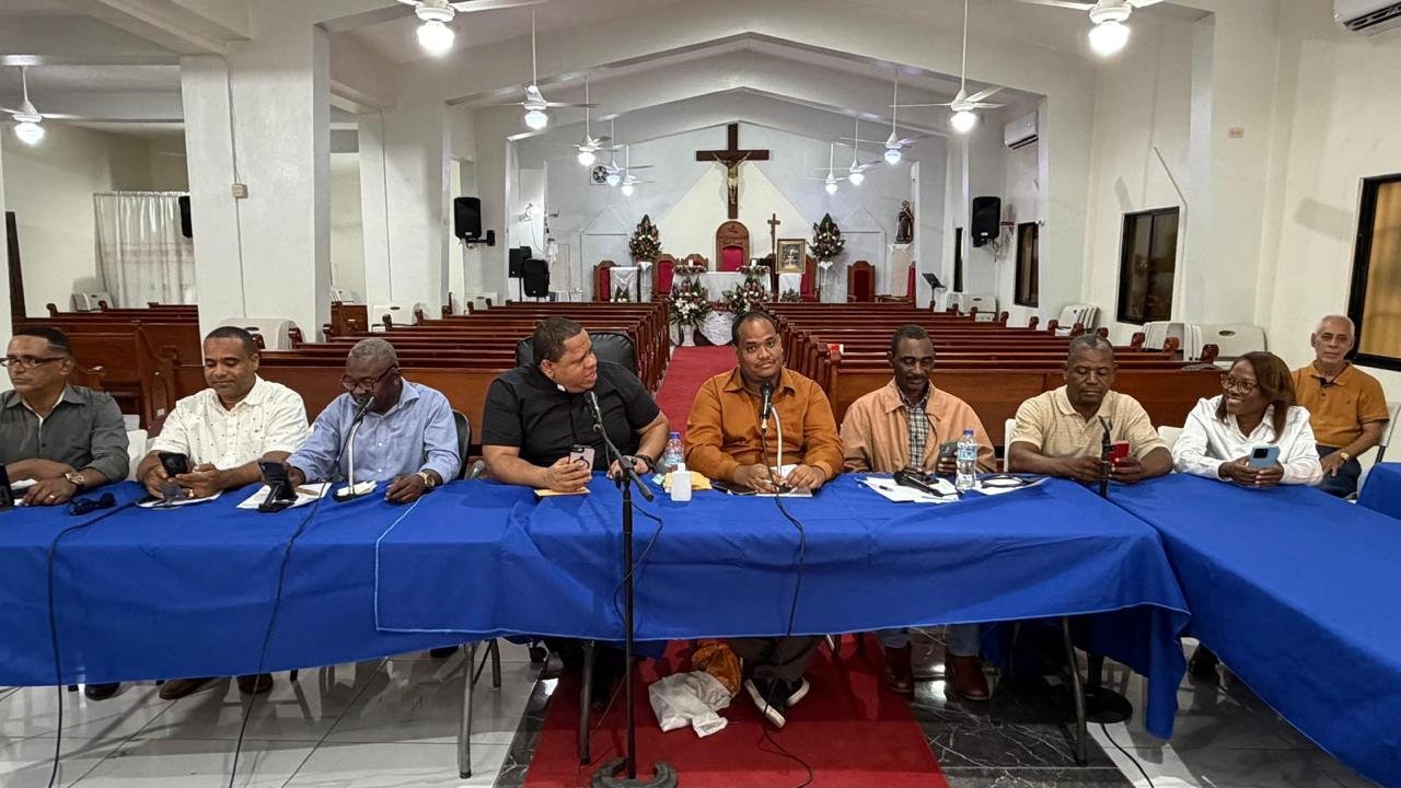 Abinader aporta RD$5 millones para apoyar proyectos de la parroquia San Luis Rey de Francia