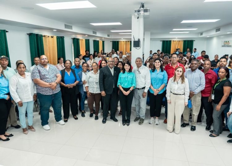 Fundación Reservas del País ofrece conferencia a microempresarios de Pedernales