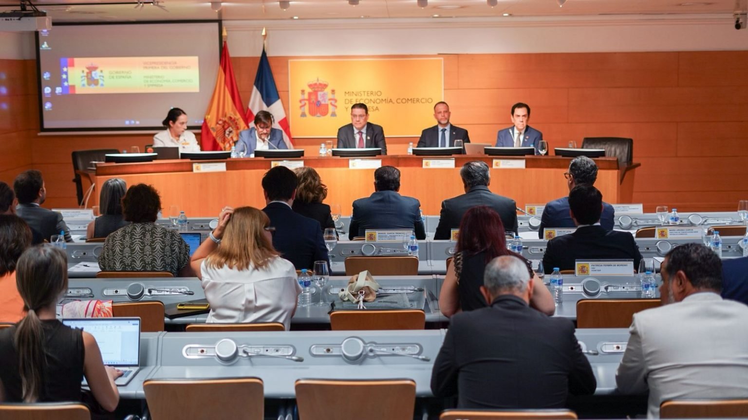 RD busca inversiones con empresas de semiconductores españolas
