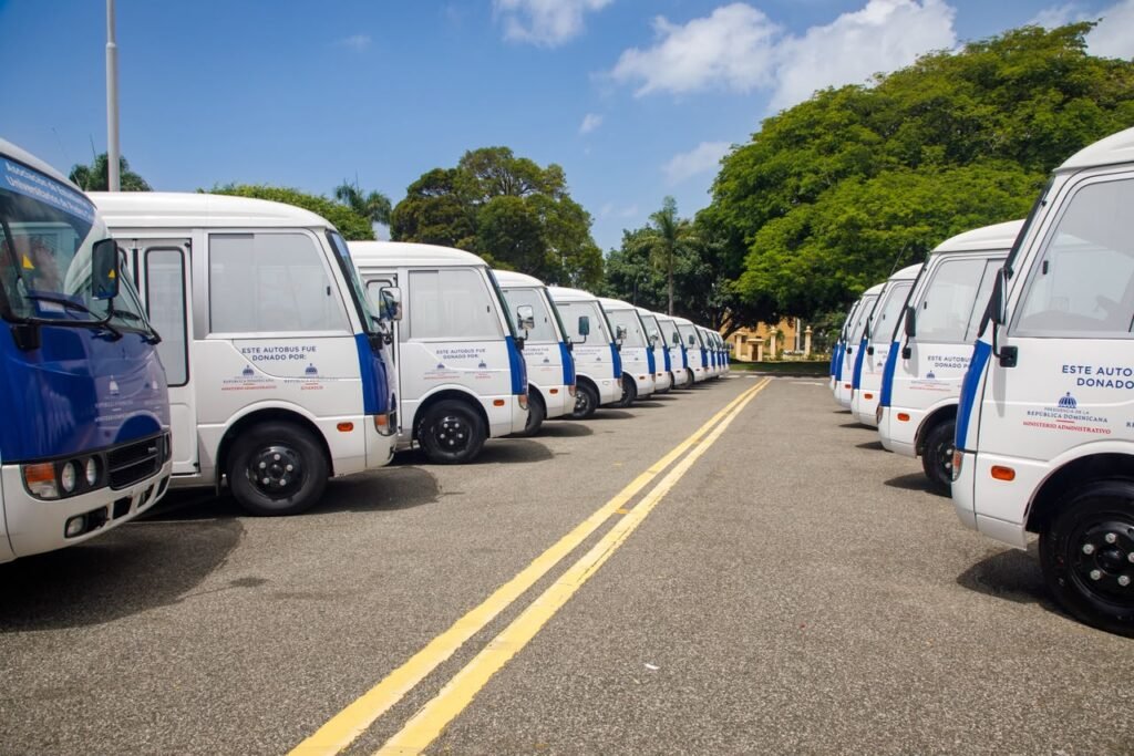 Gobierno entrega 40 nuevos autobuses para el transporte universitario en todo el país