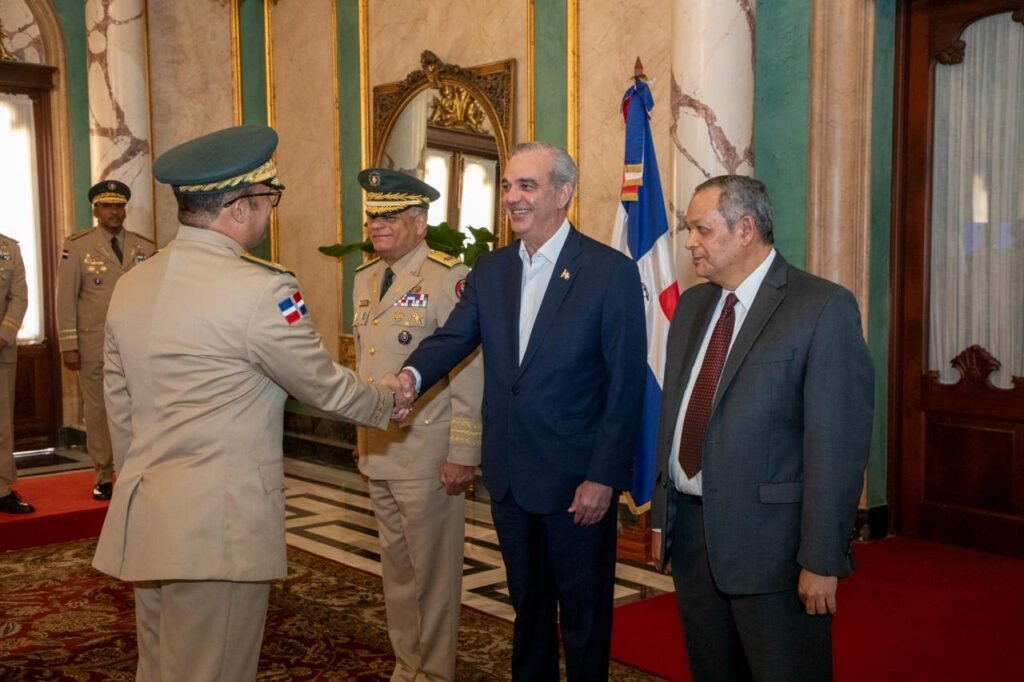 Abinader toma juramento a nuevos mandos militares y policiales
