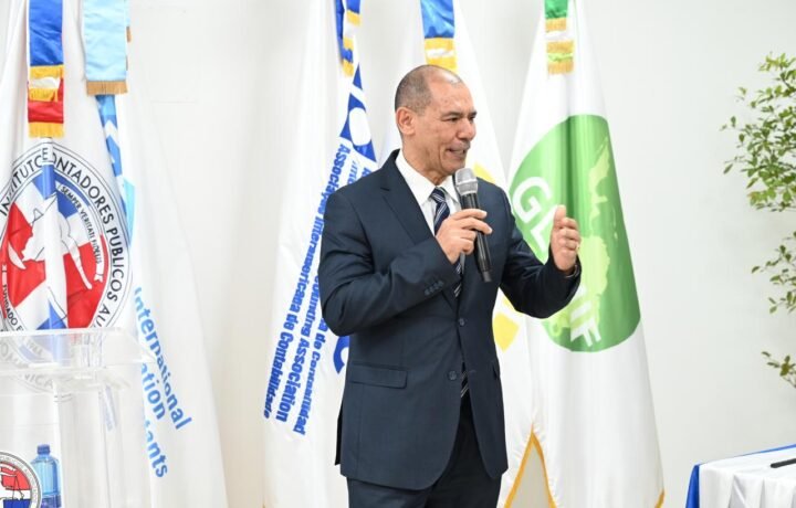 Presidente del ICPARD juramenta nueve nuevas firmas y llama al ejercicio ético de la profesión